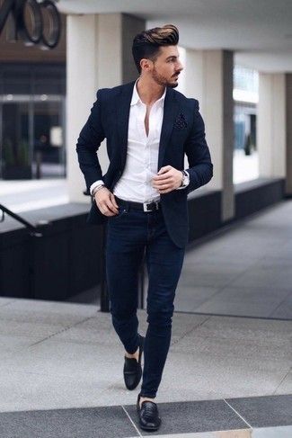 Как носить пиджак с зауженными джинсами мужчине: Если у тебя творческое место работы, обрати внимание на это сочетание пиджака и зауженных джинсов. В тандеме с черными кожаными лоферами такой образ смотрится особенно выгодно.