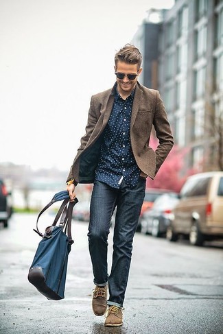 С чем носить темно-синие зауженные джинсы в 30 лет мужчине: Коричневый шерстяной пиджак и темно-синие зауженные джинсы — великолепный ансамбль, если ты хочешь составить раскованный, но в то же время модный мужской ансамбль. Не прочь сделать лук немного элегантнее? Тогда в качестве дополнения к этому образу, выбирай коричневые замшевые туфли дерби.