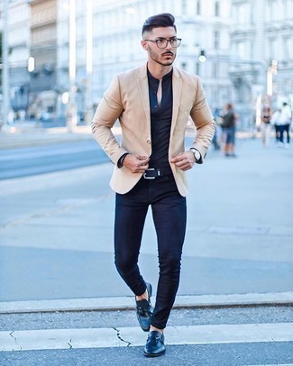 Какие джинсы носить с бежевым пиджаком в 30 лет мужчине: Сочетание бежевого пиджака и джинсов позволит подчеркнуть твою индивидуальность и выигрышно выделиться из толпы. Не прочь сделать образ немного элегантнее? Тогда в качестве обуви к этому образу, выбери темно-синие кожаные лоферы с кисточками.