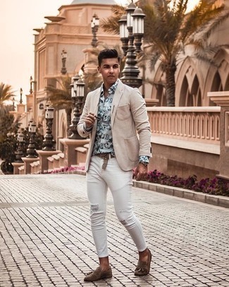 Какие лоферы носить с светло-коричневым пиджаком в 20 лет мужчине лето в стиле кэжуал: Если в одежде ты ценишь комфорт и практичность, светло-коричневый пиджак и белые рваные зауженные джинсы — превосходный выбор для модного мужского лука на каждый день. Если ты любишь соединять в своих луках разные стили, из обуви можешь надеть лоферы. Как видишь, это крайне удобное и простое сочетание для летнего сезона.