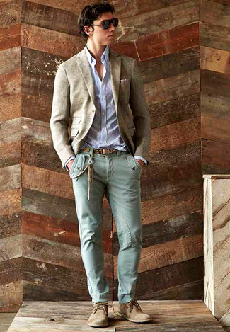 С чем носить зеленые зауженные джинсы мужчине: Образ из бежевого шерстяного пиджака и зеленых зауженных джинсов позволит реализовать в твоем образе городской стиль современного молодого человека. Вместе с этим образом великолепно выглядят светло-коричневые замшевые ботинки дезерты.
