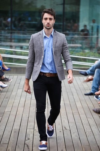 Какие зауженные джинсы носить с серым пиджаком мужчине: Серый пиджак и зауженные джинсы — обязательные вещи в гардеробе любителей стиля casual. Вкупе с этим ансамблем удачно будут смотреться темно-синие низкие кеды из плотной ткани.