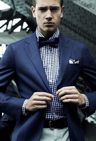 С чем носить темно-синий галстук-бабочку в 30 лет мужчине лето в стиле смарт-кэжуал: Такое простое и комфортное сочетание вещей, как темно-синий пиджак и темно-синий галстук-бабочка, понравится джентльменам, которые любят проводить дни в постоянном движении. Такое сочетание вещей точно поможет перенести невыносимую летнюю жару.