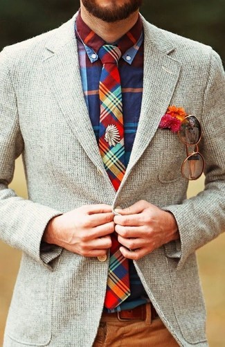 С чем носить разноцветную рубашку с длинным рукавом в 30 лет мужчине: Образ из разноцветной рубашки с длинным рукавом и коричневых вельветовых классических брюк смотрится очень модно и элегантно.
