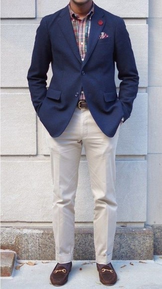 С чем носить пурпурные носки в 30 лет мужчине в стиле смарт-кэжуал: Стильное сочетание темно-синего пиджака и пурпурных носков подойдет для мероприятий, когда удобство ставится превыше всего. Любители экспериментировать могут завершить ансамбль темно-коричневыми замшевыми лоферами, тем самым добавив в него немного изысканности.