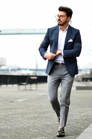Как носить белую рубашку с длинным рукавом с темно-синим пиджаком мужчине в теплую погоду в деловом стиле: Темно-синий пиджак в паре с белой рубашкой с длинным рукавом — воплощение вольного офисного стиля для парней. Любители модных экспериментов могут дополнить образ черными кожаными монками с двумя ремешками, тем самым добавив в него чуточку строгости.