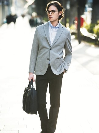 С чем носить серый вязаный пиджак в 20 лет мужчине в теплую погоду: Комбо из серого вязаного пиджака и черных классических брюк поможет примерить на себя строгий деловой стиль.