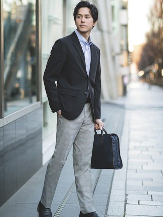 С чем носить черный пиджак в 30 лет мужчине в стиле смарт-кэжуал: Черный пиджак в сочетании с серыми классическими брюками в шотландскую клетку позволит исполнить строгий деловой стиль. Черные кожаные лоферы — великолепный выбор, чтобы дополнить образ.