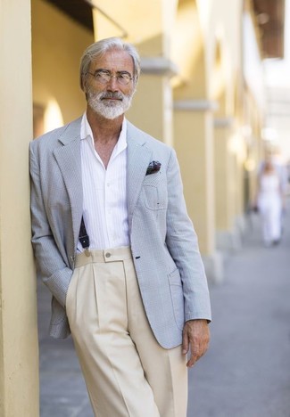 С чем носить серый пиджак в шотландскую клетку за 60 лет мужчине: Серый пиджак в шотландскую клетку и бежевые классические брюки — отличный ансамбль для светского мероприятия.