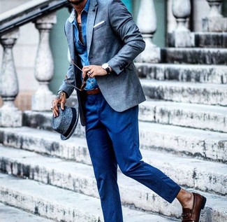 Как носить темно-синий пиджак с темно-синими классическими брюками мужчине в деловом стиле: Несмотря на то, что это классический лук, лук из темно-синего пиджака и темно-синих классических брюк приходится по вкусу стильным мужчинам, покоряя при этом сердца прекрасных дам. Пара темно-коричневых кожаных лоферов свяжет ансамбль воедино.