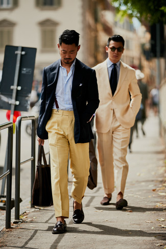 Какие лоферы носить с светло-коричневыми классическими брюками мужчине лето в деловом стиле: Темно-синий пиджак в паре со светло-коричневыми классическими брюками поможет составить модный классический образ. Лоферы — беспроигрышный вариант, чтобы завершить лук. Подобный образ отлично подойдет для солнечной погоды.