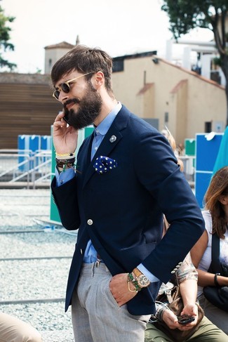 С чем носить мужскую брошь в деловом стиле: Если у тебя запланирован сумасшедший день, сочетание темно-синего пиджака и мужской броши поможет составить функциональный образ в стиле кэжуал.