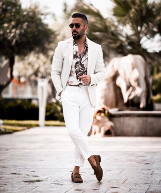 Модный лук: белый пиджак, белая рубашка с длинным рукавом с принтом, белые классические брюки, темно-коричневые замшевые лоферы с кисточками
