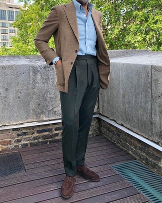 Какие туфли дерби носить с темно-зелеными классическими брюками за 50 лет в теплую погоду: Коричневый пиджак в шотландскую клетку смотрится стильно в паре с темно-зелеными классическими брюками. Туфли дерби — идеальный вариант, чтобы завершить образ.