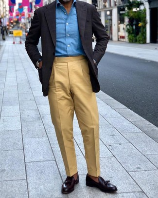 С чем носить лоферы за 40 лет мужчине в теплую погоду в деловом стиле: Черный пиджак в клетку в сочетании со светло-коричневыми классическими брюками поможет создать эффектный мужской лук. Пара лоферов поможет сделать образ более цельным.