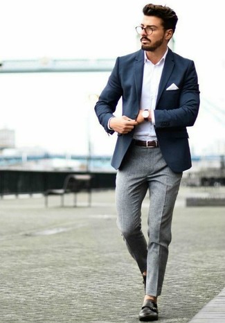 Как носить темно-синий пиджак с серыми шерстяными классическими брюками мужчине лето: Сочетание темно-синего пиджака и серых шерстяных классических брюк позволит примерить на себя строгий мужской стиль. В сочетании с этим луком отлично смотрятся черные кожаные монки с двумя ремешками. Переносить невозможную летнюю жару в таком луке определенно легче.