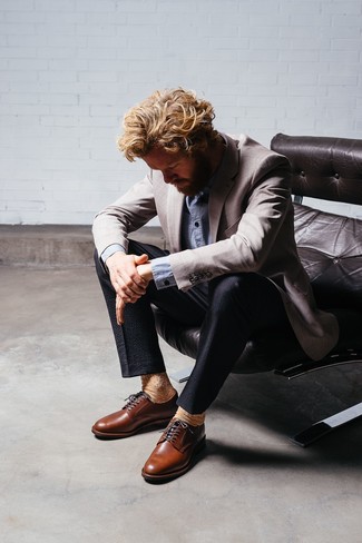 Как носить серый пиджак с черными брюками в 30 лет мужчине: Серый пиджак и черные брюки — отличный пример изысканного мужского стиля. Сделать лук изысканнее позволят коричневые кожаные туфли дерби.