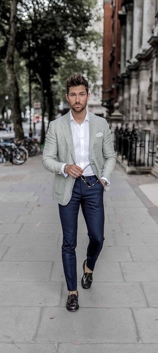 Какие классические брюки носить с темно-пурпурными лоферами мужчине в стиле смарт-кэжуал: Серый пиджак в паре с классическими брюками позволит создать модный и мужественный лук. Прекрасно сюда подойдут темно-пурпурные лоферы.