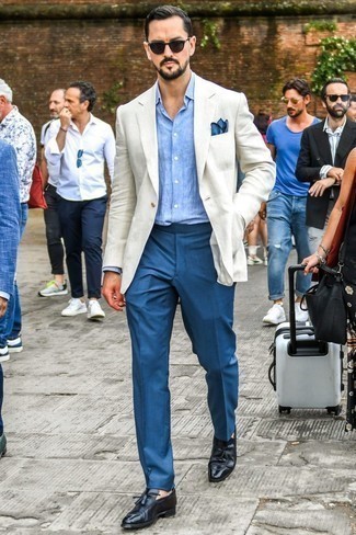 Модный лук: белый льняной пиджак, голубая рубашка с длинным рукавом из шамбре, синие классические брюки, черные кожаные лоферы с кисточками