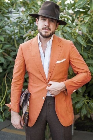 Модный лук: оранжевый пиджак, белая рубашка с длинным рукавом в вертикальную полоску, темно-коричневые классические брюки, темно-коричневая шерстяная шляпа