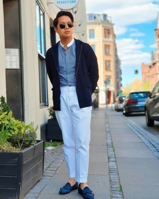 С чем носить белые классические брюки в 20 лет мужчине в деловом стиле: Ты будешь выглядеть безупречно в темно-синем шерстяном пиджаке и белых классических брюках. Пара темно-синих замшевых монок с двумя ремешками легко интегрируется в этот образ.