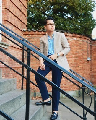 Какие лоферы носить с синими классическими брюками мужчине: Бежевый пиджак в сочетании с синими классическими брюками — образец делового городского стиля. Вместе с этим образом выигрышно будут смотреться лоферы.
