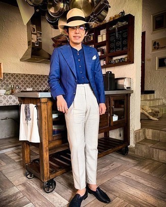 Как носить бежевые классические брюки с синим пиджаком в 30 лет мужчине: Несмотря на то, что этот лук кажется достаточно сдержанным, дуэт синего пиджака и бежевых классических брюк всегда будет по вкусу джентльменам, неизбежно пленяя при этом дамские сердца. Черные кожаные лоферы станут превосходным завершением твоего образа.