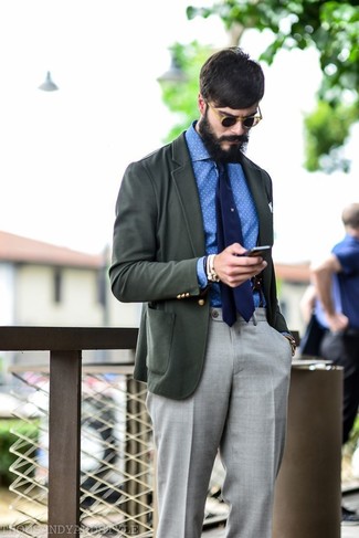 Модный лук: темно-серый пиджак, бело-синяя рубашка с длинным рукавом из шамбре в горошек, серые классические брюки, темно-синий галстук