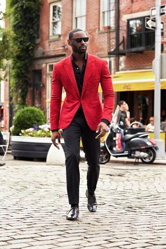 Какие классические брюки носить с красно-темно-синим пиджаком мужчине: Красно-темно-синий пиджак в паре с классическими брюками позволит составить стильный и привлекательный образ. Черные кожаные оксфорды становятся великолепным дополнением к твоему образу.