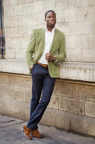 С чем носить темно-зеленый пиджак в 30 лет мужчине в теплую погоду в стиле смарт-кэжуал: Темно-зеленый пиджак и темно-синие классические брюки позволят создать утонченный мужской лук. Чтобы добавить в лук чуточку непринужденности , на ноги можно надеть коричневые замшевые ботинки дезерты.