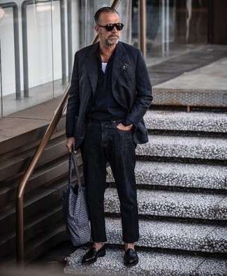 С чем носить темно-синюю рубашку с длинным рукавом за 50 лет мужчине осень в стиле смарт-кэжуал: Темно-синяя рубашка с длинным рукавом и черные джинсы — хороший лук, если ты хочешь создать расслабленный, но в то же время стильный мужской лук. Теперь почему бы не привнести в повседневный лук чуточку изысканности с помощью черных кожаных лоферов? Когда ты одет со вкусом, справиться с осенним упадком сил намного легче.