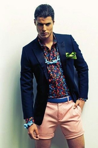 Модный лук: темно-синий пиджак, темно-синяя рубашка с длинным рукавом с принтом, розовые шорты, голубой галстук-бабочка