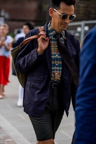 С чем носить темно-зеленую большую сумку из плотной ткани мужчине в теплую погоду: Сочетание фиолетового хлопкового пиджака и темно-зеленой большой сумки из плотной ткани - очень практично, и поэтому прекрасно подойдет для повседневой носки.