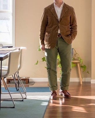 С чем носить пиджак в 30 лет мужчине в стиле смарт-кэжуал: Образ из пиджака и оливковых брюк чинос поможет выглядеть модно, но при этом выразить твою индивидуальность. Весьма органично здесь смотрятся коричневые кожаные ботинки дезерты.