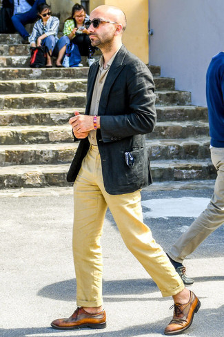 С чем носить черно-золотой пиджак мужчине: Черно-золотой пиджак и светло-коричневые льняные брюки чинос великолепно вписываются в гардероб самых избирательных джентльменов. Думаешь сделать ансамбль немного элегантнее? Тогда в качестве обуви к этому ансамблю, выбери табачные кожаные броги.