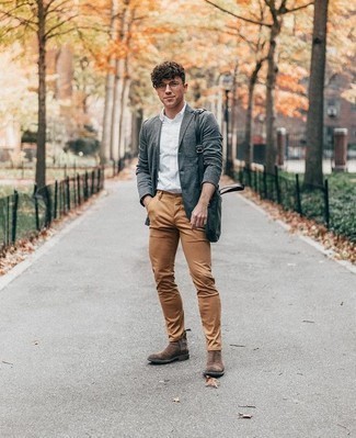 Какие рубашки с коротким рукавом носить с серым пиджаком в 20 лет мужчине: Если ты приписываешь себя к той редкой категории парней, ориентирующихся в модных тенденциях, тебе придется по душе дуэт серого пиджака и рубашки с коротким рукавом. Этот образ обретает новое прочтение в сочетании с коричневыми замшевыми ботинками челси.