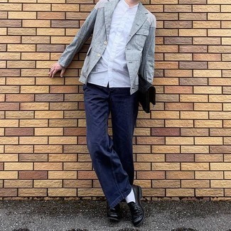 Как носить темно-серый пиджак с синими брюками чинос: Сочетание темно-серого пиджака и синих брюк чинос — идеальный офисный вариант для парней. Любители модных экспериментов могут дополнить образ черными кожаными лоферами, тем самым добавив в него чуточку строгости.