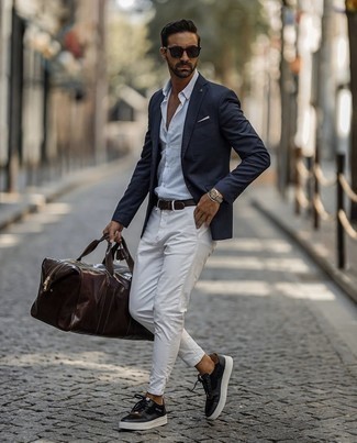 Какие низкие кеды носить с темно-сине-белым пиджаком в 30 лет мужчине в стиле смарт-кэжуал: Темно-сине-белый пиджак в паре с белыми брюками чинос великолепно подойдет для офиса. Если сочетание несочетаемого привлекает тебя не меньше, чем безвременная классика, дополни этот наряд низкими кедами.