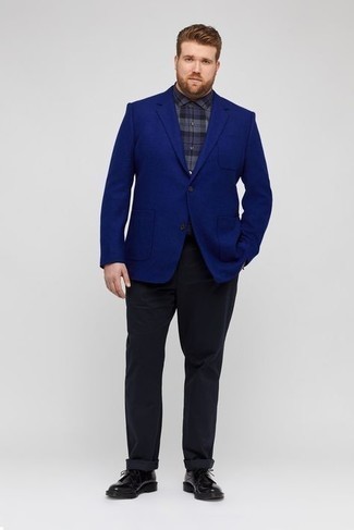 С чем носить синий пиджак в 30 лет мужчине в стиле смарт-кэжуал: Синий пиджак в сочетании с черными брюками чинос — интересный выбор для рабочего дня в офисе. В сочетании с черными кожаными туфлями дерби такой ансамбль смотрится особенно выгодно.