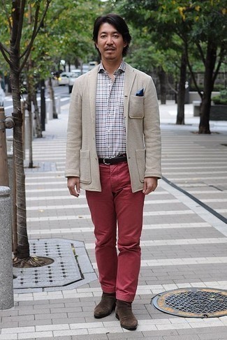 С чем носить светло-коричневый шерстяной пиджак за 40 лет мужчине в теплую погоду: Тандем светло-коричневого шерстяного пиджака и красных брюк чинос позволит воплотить в твоем ансамбле городской стиль современного молодого человека. Любители экспериментов могут дополнить ансамбль темно-коричневыми замшевыми ботинками челси, тем самым добавив в него толику строгости.