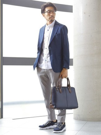 Какие пиджаки носить с темно-сине-белыми кроссовками мужчине в теплую погоду: Пиджак в паре с серыми брюками чинос — хороший пример непринужденного офисного стиля для парней. Что касается обуви, можно отдать предпочтение функциональности и надеть темно-сине-белые кроссовки.