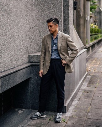 Какие пиджаки носить с серыми кроссовками мужчине: Образ из пиджака и темно-синих брюк чинос поможет выглядеть аккуратно, а также выразить твой личный стиль. Такой образ несложно адаптировать к повседневным реалиям, если дополнить его серыми кроссовками.