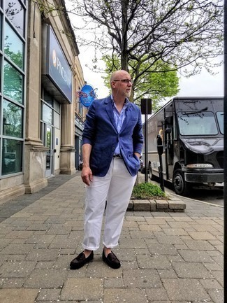 Какие лоферы носить с белыми брюками чинос за 50 лет в стиле смарт-кэжуал: Если ты принадлежишь к той немногочисленной категории джентльменов, способных ориентироваться в моде, тебе подойдет сочетание темно-синего пиджака и белых брюк чинос. Теперь почему бы не добавить в повседневный лук немного стильной строгости с помощью лоферов?