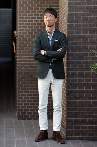 Какие ботинки дезерты носить с серым пиджаком: Ансамбль из серого пиджака и белых брюк чинос — превосходный пример современного стиля в большом городе. Ботинки дезерты станут хорошим дополнением к твоему ансамблю.
