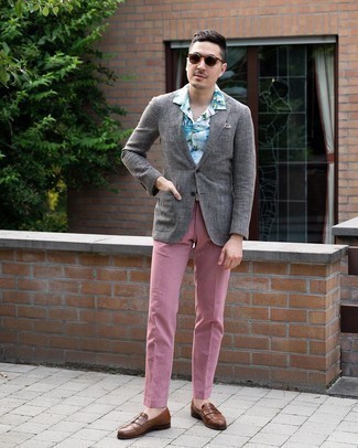 Модный лук: серый пиджак, белая рубашка с коротким рукавом с принтом, розовые брюки чинос, коричневые кожаные лоферы