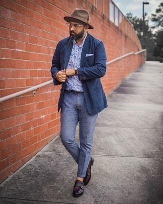 С чем носить шерстяную шляпу за 40 лет мужчине в теплую погоду: Сочетание темно-синего пиджака и шерстяной шляпы - очень практично, и поэтому идеально для повседневой носки. Такой образ легко получает новое прочтение в сочетании с темно-красными кожаными монками с двумя ремешками.