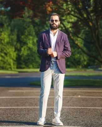 С чем носить фиолетовый пиджак мужчине в теплую погоду в стиле смарт-кэжуал: Фиолетовый пиджак в сочетании с серыми брюками чинос — воплощение привлекательного офисного стиля для джентльменов. Создать интересный контраст с остальными элементами этого образа помогут белые низкие кеды из плотной ткани.