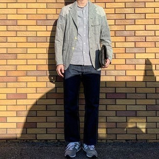 С чем носить серый льняной пиджак в 30 лет мужчине: Серый льняной пиджак и темно-синие джинсы украсят твой гардероб. Ну и почему бы не разнообразить ансамбль с помощью серых кроссовок?