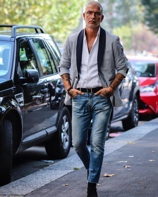 С чем носить бело-темно-синий пиджак в вертикальную полоску мужчине: Бело-темно-синий пиджак в вертикальную полоску и синие джинсы — неотъемлемые предметы в гардеробе мужчин с превосходным чувством стиля. Такой лук получает новое прочтение в сочетании с черными замшевыми ботинками челси.