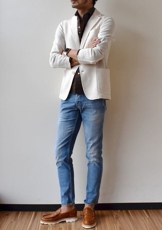 Как носить лоферы с джинсами мужчине: Сочетание белого пиджака и джинсов позволит выглядеть аккуратно, но при этом выразить твой индивидуальный стиль. Очень недурно здесь будут смотреться лоферы.